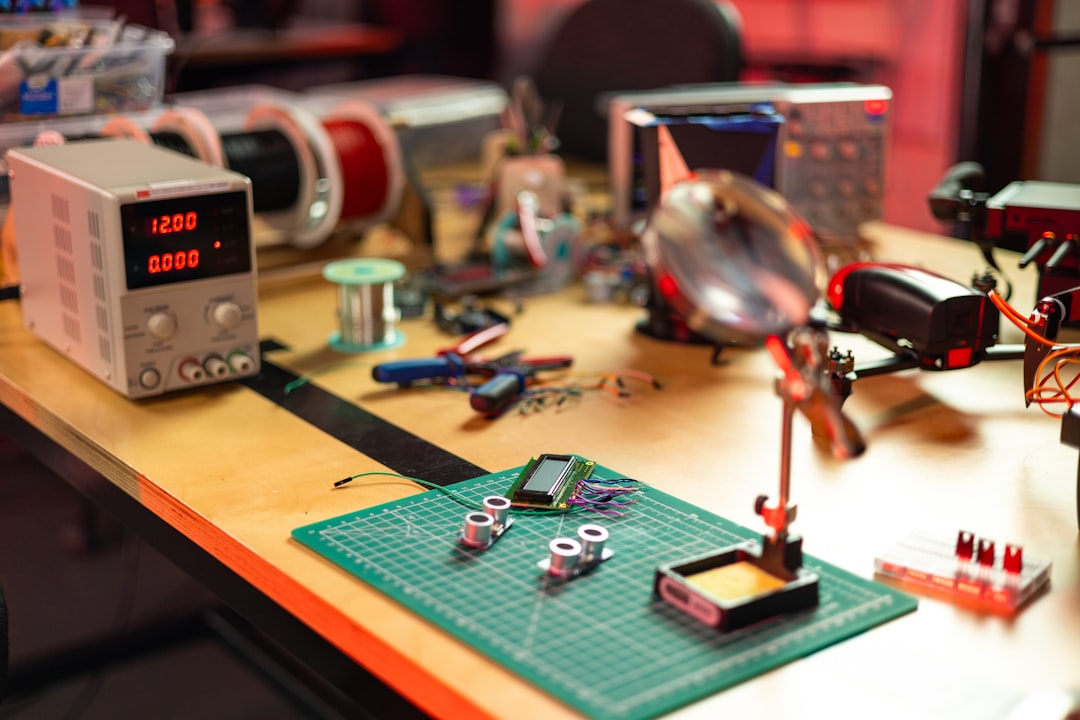 Elektronik-Arbeitsplatz mit Messgerät, Werkzeugen und Bauteilen