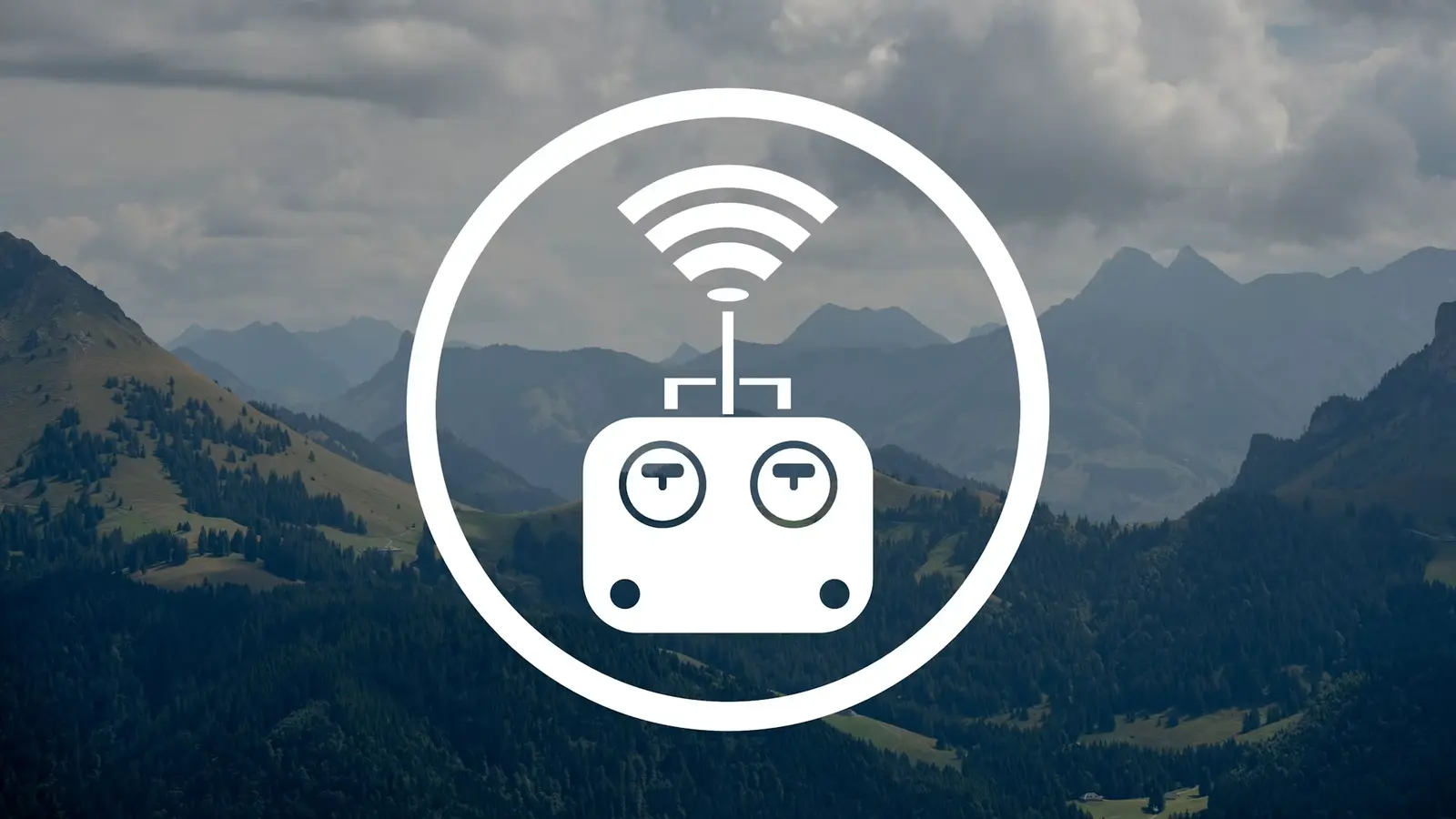 Drohnenreglement Schweiz mit Fernsteuerung in alpiner Landschaft